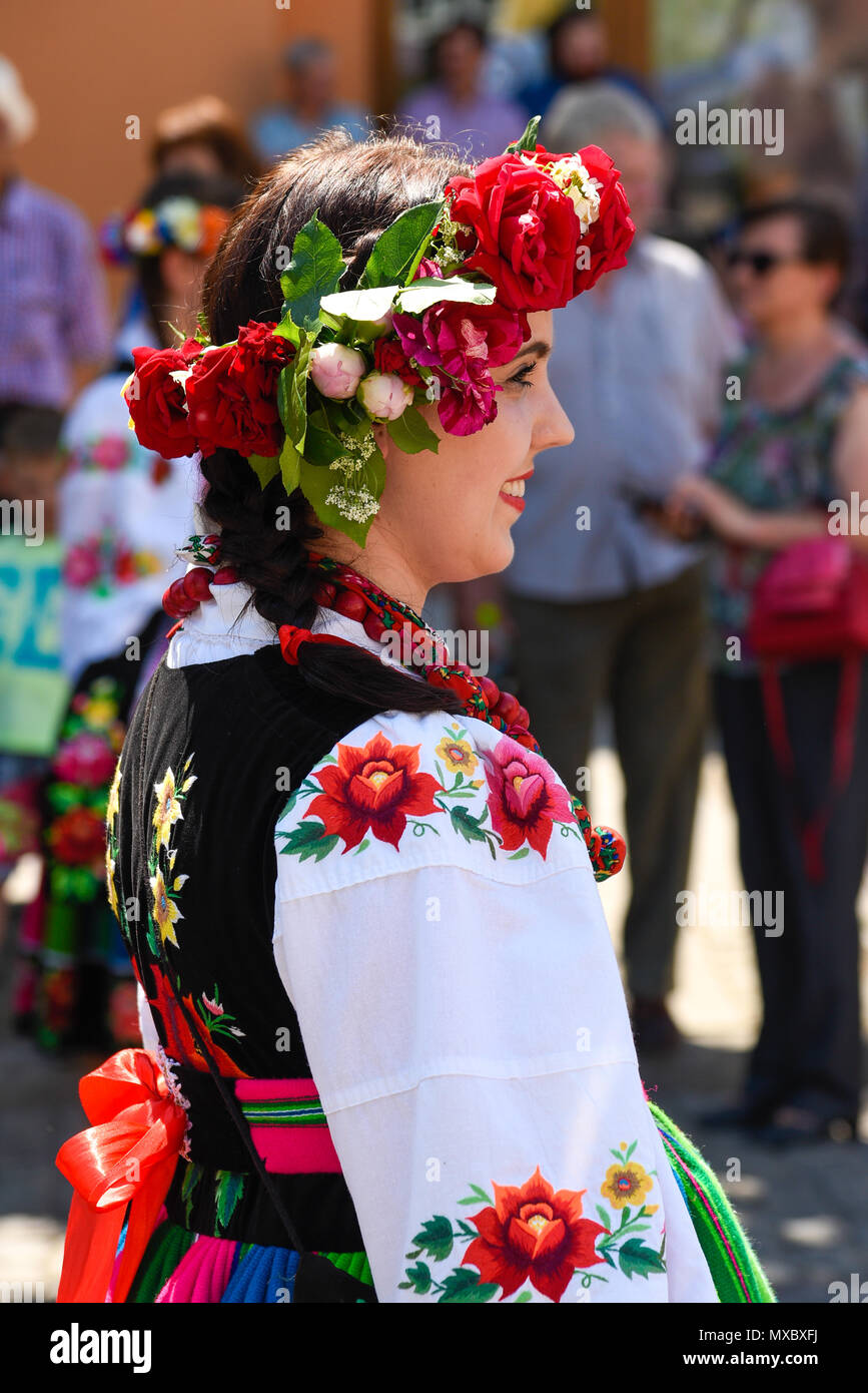 Lowicz/Polen - Mai 31.2018: Porträt einer Frau, die in einer bunten Folklore gekleidet, regionale Tracht mit Blume Kranz auf dem Kopf während Corpus Chris Stockfoto