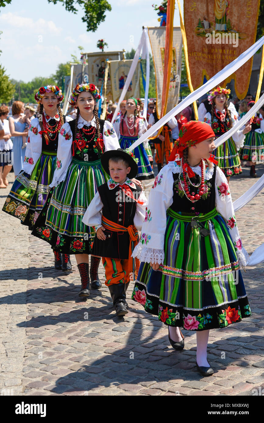 Lowicz/Polen - Mai 31.2018: Corpus Christi Kirche urlaub Prozession wandern und die Leinwände bestickt mit religiösen Symbolen. Die lokale Bevölkerung Stockfoto