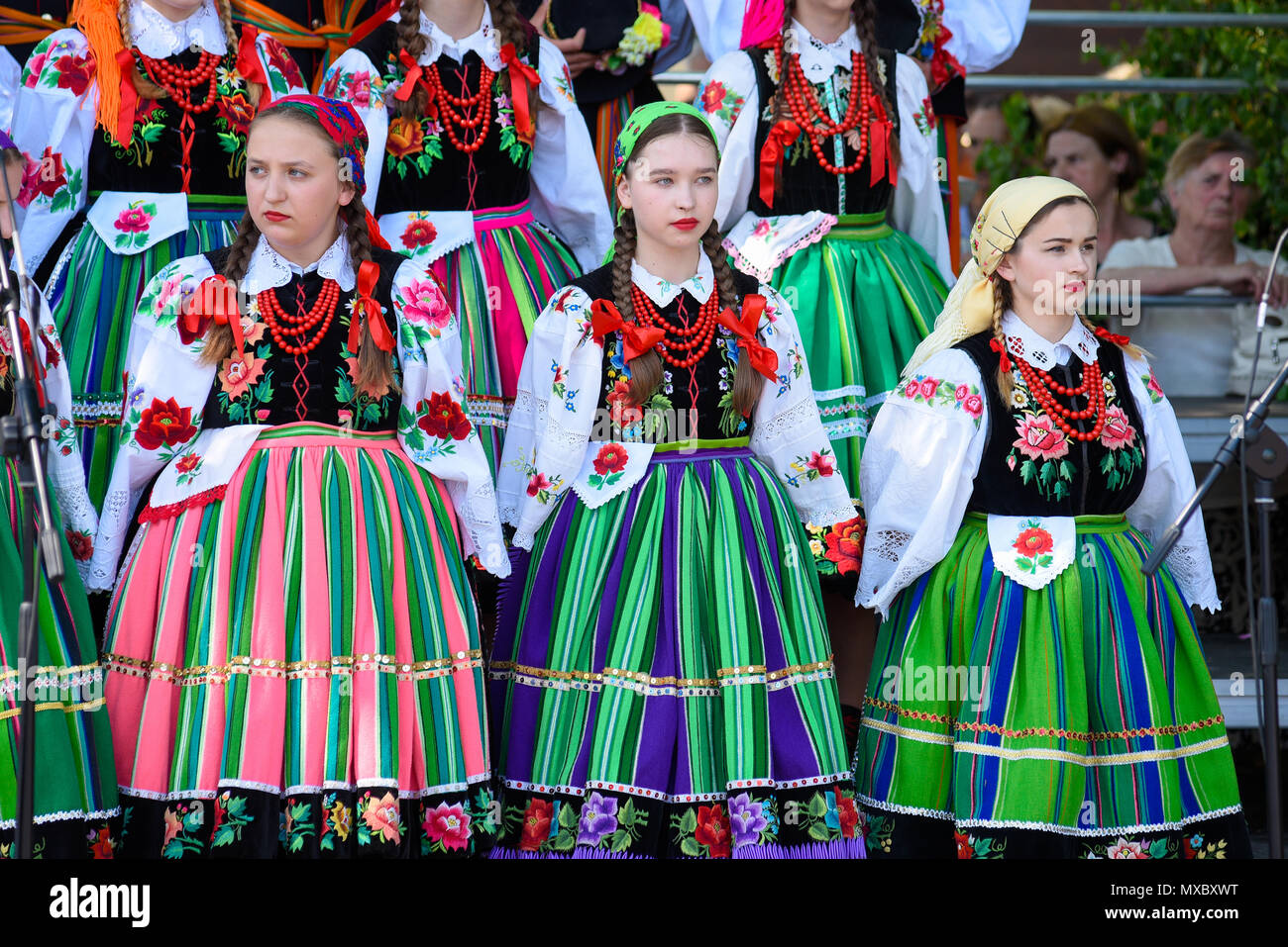 Lowicz/Polen - Mai 31.2018: auf lokaler, regionaler Chor junger Frauen und Männer in der Folklore Kostümen. Bunte Röcke und Hosen, weißen Hemden, Viv Stockfoto