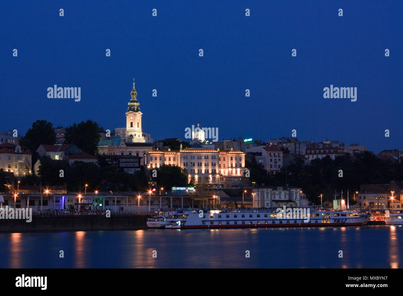 Belgrad waterfront Landschaft bei Dämmerung Stockfoto