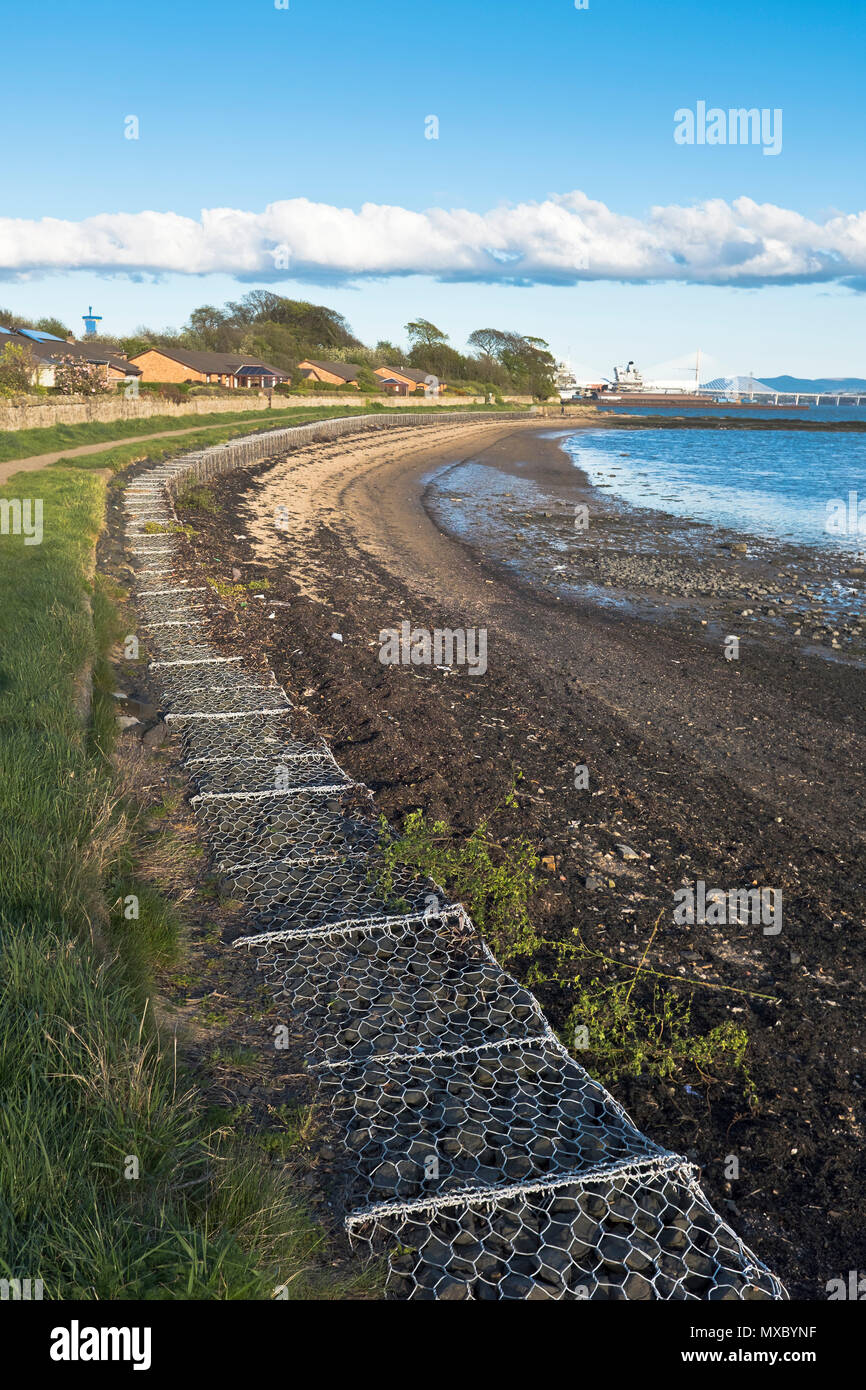 dh Gabion Baskets SEA DEFENCES UK Seawall Coast Defence Gabions Cages reguining Beach Wall Schottland fife Coastal Erosion at Seaside Stockfoto