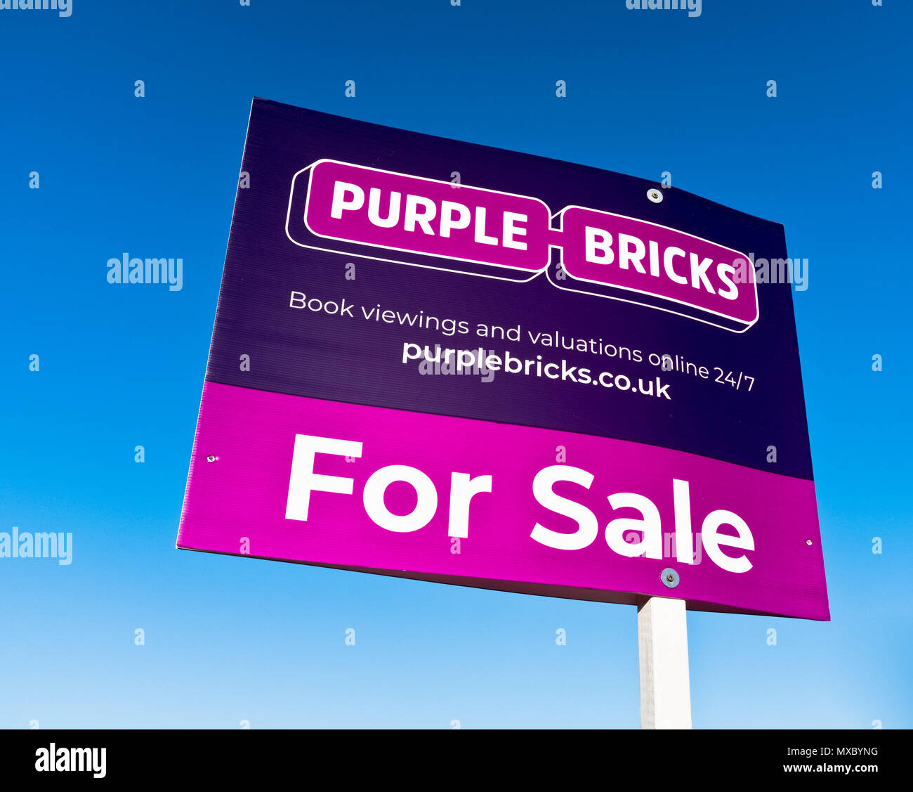 dh Immobilien zum Verkauf GEHÄUSE UK Market Purple Steine Gehäuse Zeichen Verkauf von Immobilien Logo Immobilienmakler Haus Agentur Zeichen Stockfoto