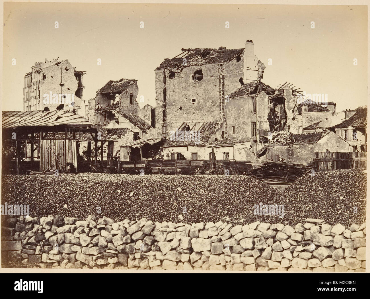 . Englisch: Les Ruinen de Paris et de ses Umgebung 1870-1871: Cent Fotografien: Premier Volume. Par A. Liébert, text Gleichheit Alfred d'Aunay. Autor: Alfred d'Aunay (Französisch) Datum: 1870-71 Medium: Eiweiß silber Drucke von glasnegative Abmessungen: Bilder ca.: 19 x 25 cm (7 1/2 x 9 13/16 in.), oder die umgekehrte Montage: 32,8 x 41,3 cm (12 15/16 x 16 1/4 in.), oder die umgekehrte Klassifizierung: Alben Kreditlinie: Joyce F. Menschel Fotografie Bibliothek Fund, 2007 Beitritt Artikelnummer: 2007.454.1.1-.33. 1870 - 71. Alphonse J. Liébert (Französisch, 1827-1913) 369 Les Ruinen de Paris et de ses Umgebung 1870-1871, Stockfoto