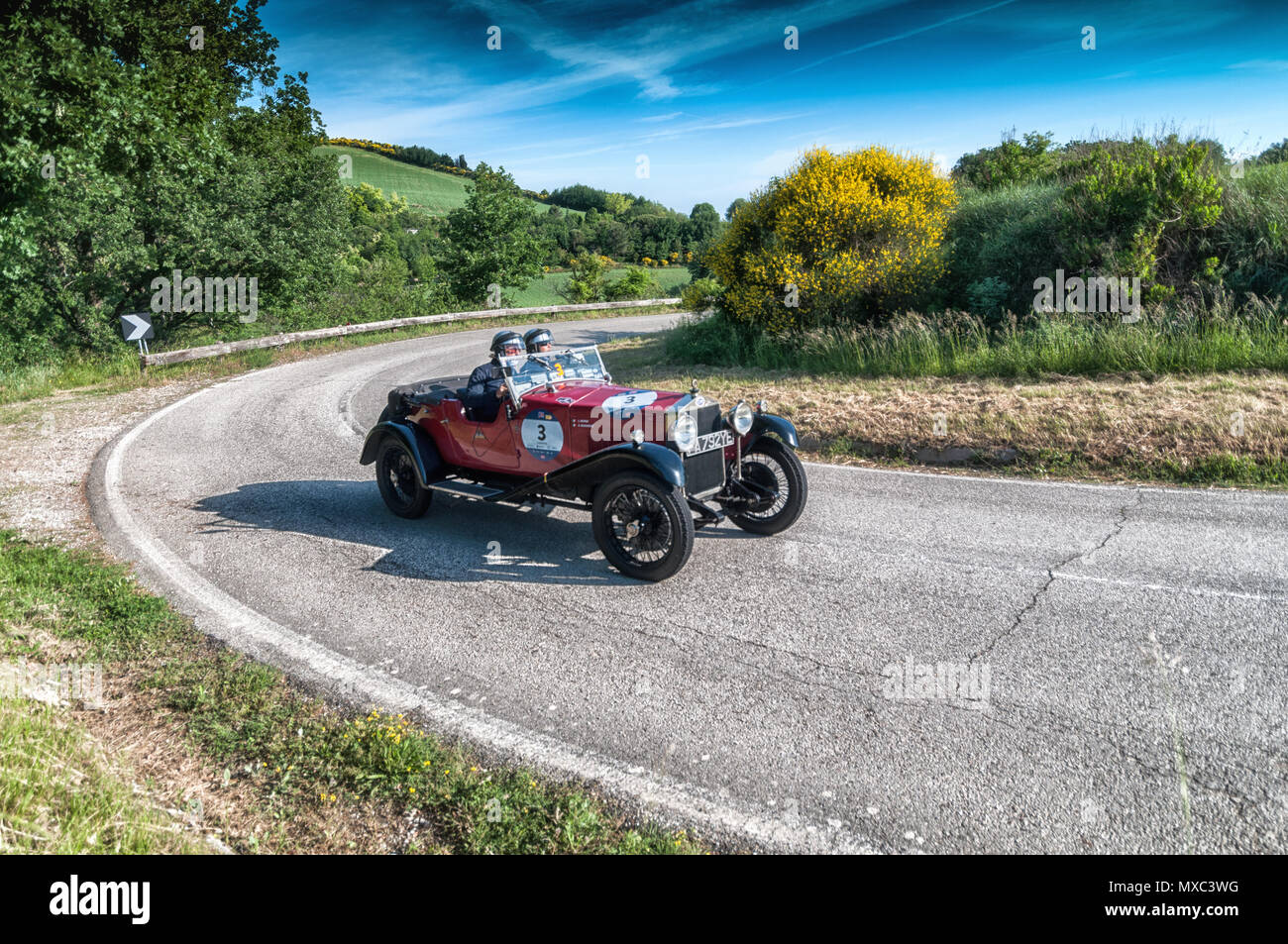 PESARO COLLE SAN BARTOLO, Italien, 17. Mai - 2018: O. M. 665 S SUPERBA 2000 1925 Rennwagen Rallye Mille Miglia 2018 die berühmte italienische Historische r Stockfoto
