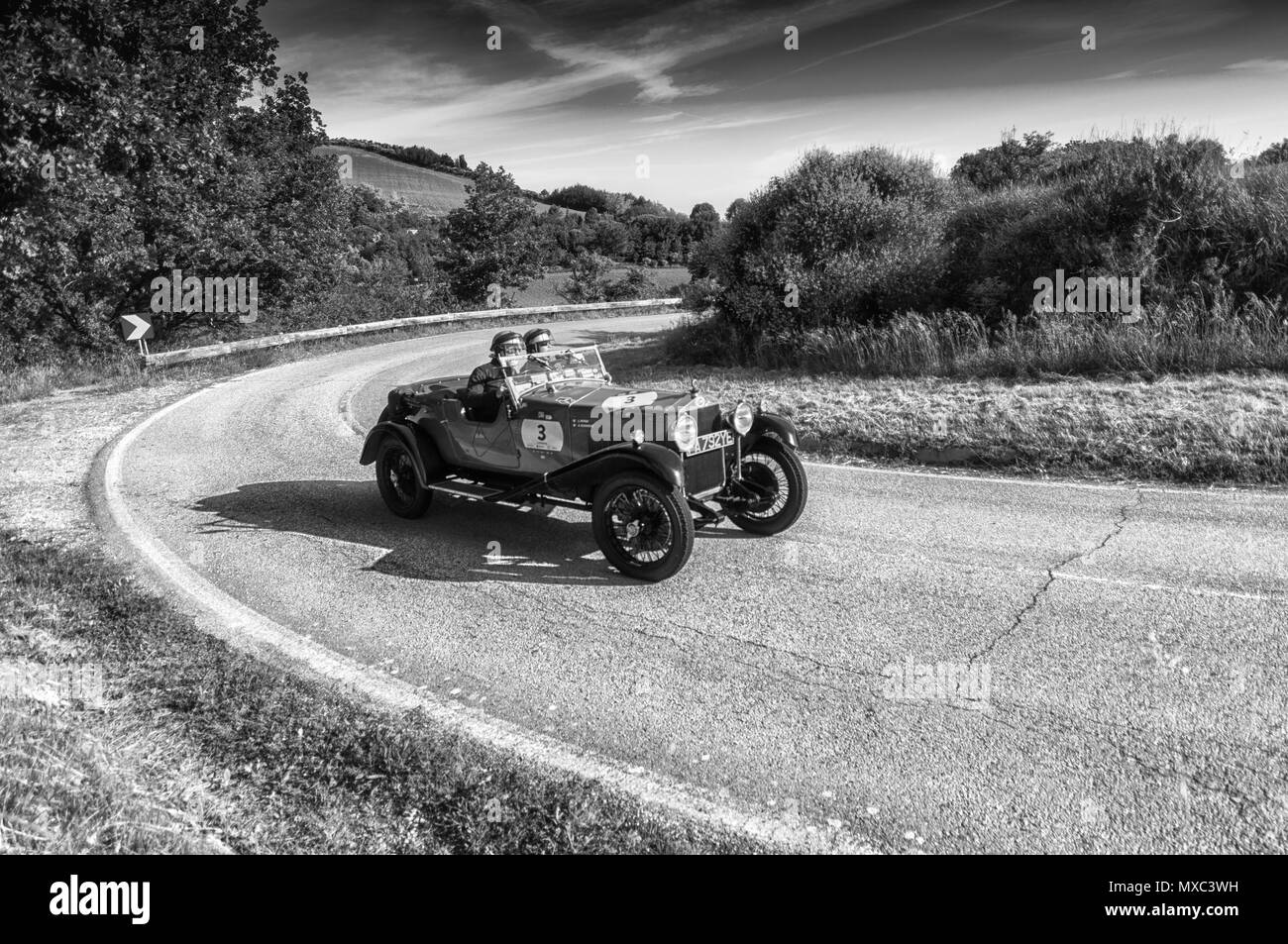 PESARO COLLE SAN BARTOLO, Italien, 17. Mai - 2018: O. M. 665 S SUPERBA 2000 1925 Rennwagen Rallye Mille Miglia 2018 die berühmte italienische Historische r Stockfoto