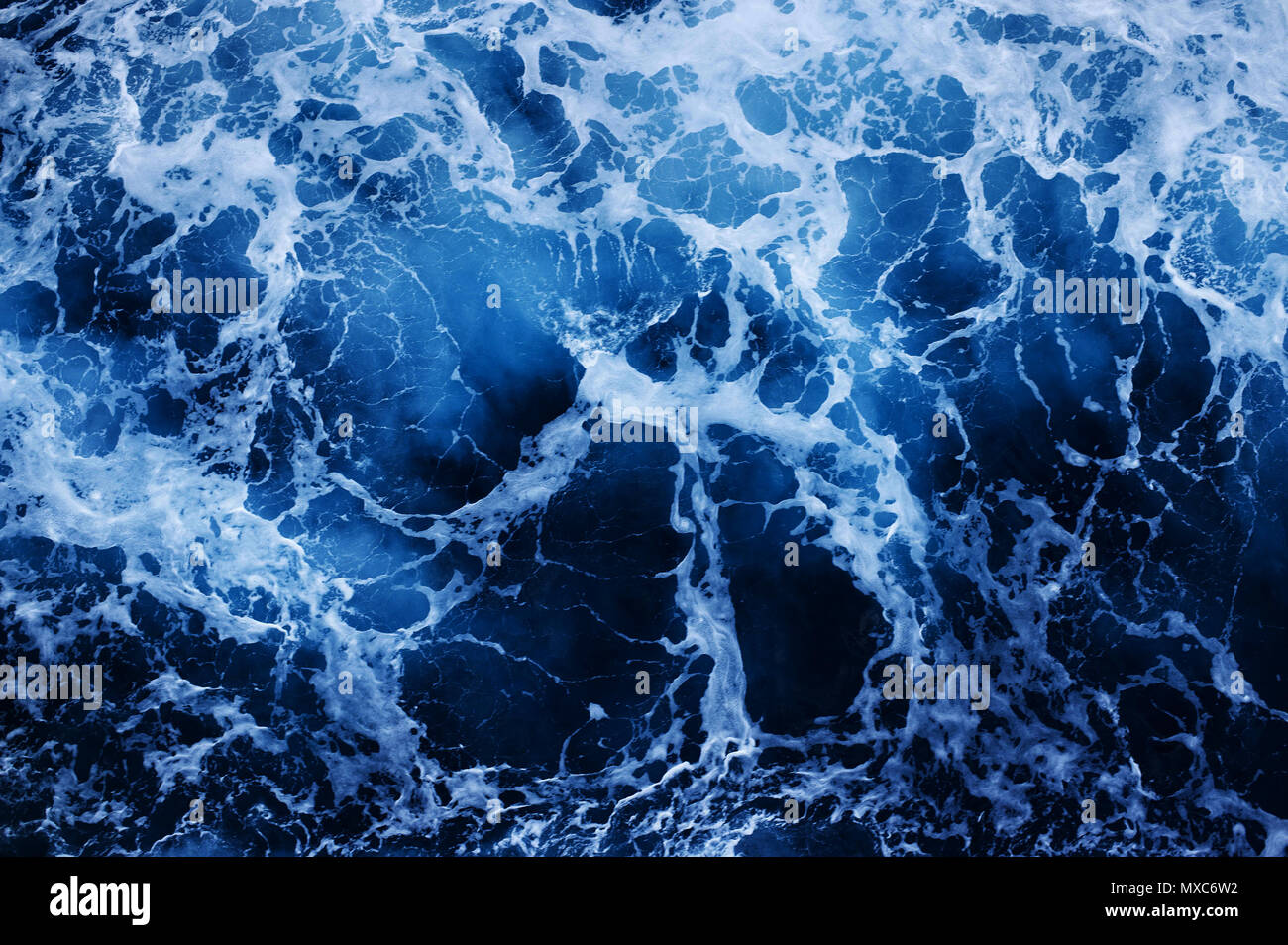 Meer mit Wellen und Schaum. Blick von oben - Blick vom Boot aus. Stockfoto