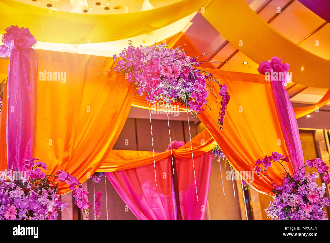 Die bunte Bühne Dekoration mit hellen Farbton für Braut und Bräutigam in der sangeet Nacht der traditionelle indische Hochzeit Stockfoto