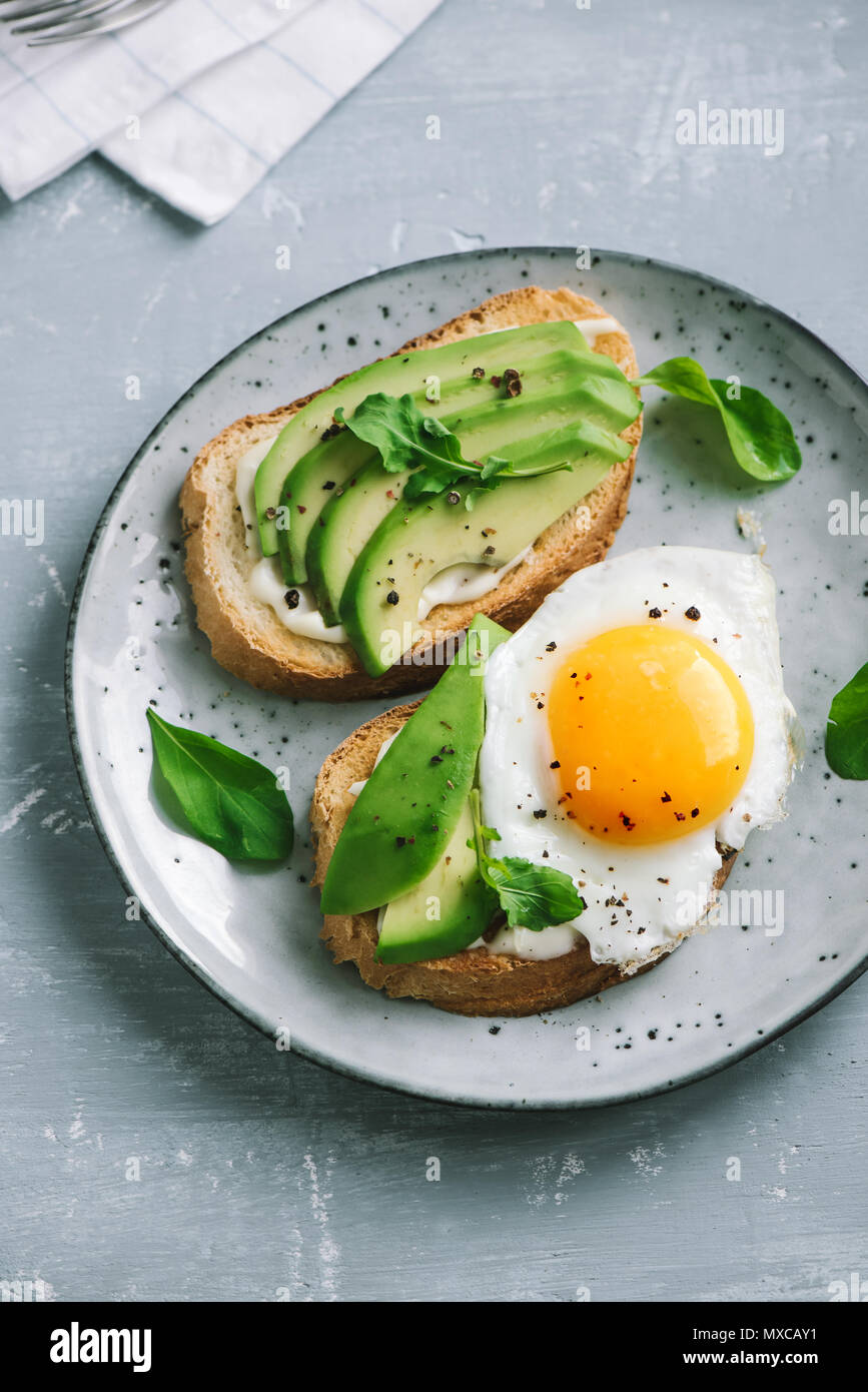 Avocado Sandwich mit Spiegelei - in Scheiben Avocado und Ei auf geröstetem  Brot für gesundes Frühstück oder einen Snack, kopieren Stockfotografie -  Alamy