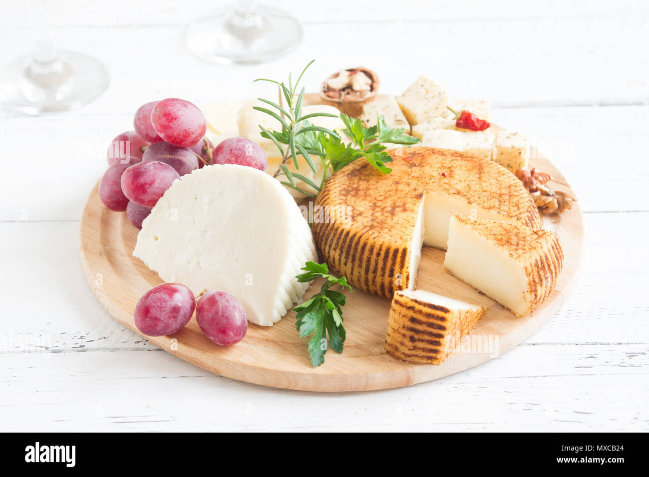 Käseplatte mit verschiedenen Käsesorten, Trauben, Nüsse über weiß Holz- Hintergrund, kopieren. Italienischen Käse und Obstteller. Stockfoto