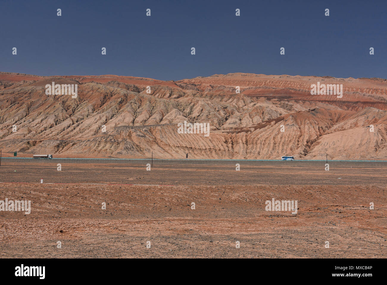 Spektrum der Farben in der flammenden Berge, Turpan, Xinjiang, China Stockfoto