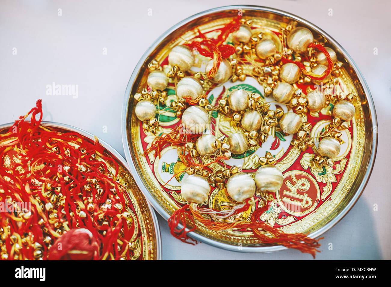 Die goldenen choora mit roter Faden auf der Platte, werden die Elemente für die Rituale der indischen Trauung Stockfoto
