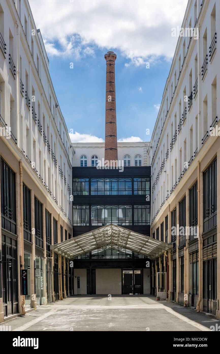 Alten industriellen Fabrik und Kamin, moderne Büros umgebaut an der Rue du Faubourg-Saint Antoine, Paris, Frankreich Stockfoto