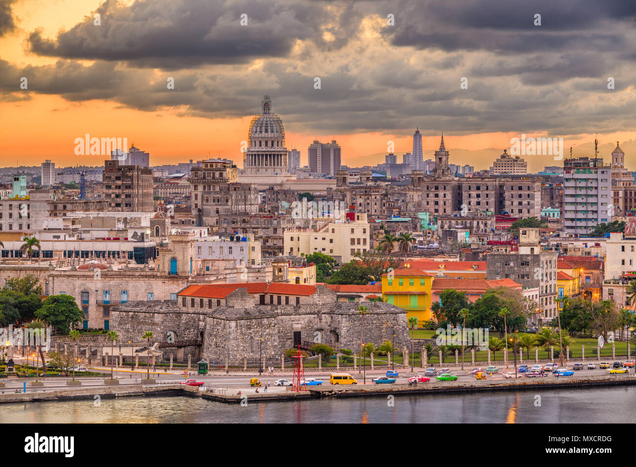 Havanna, Kuba Downtown Skyline auf dem Wasser kurz nach Sonnenuntergang. Stockfoto