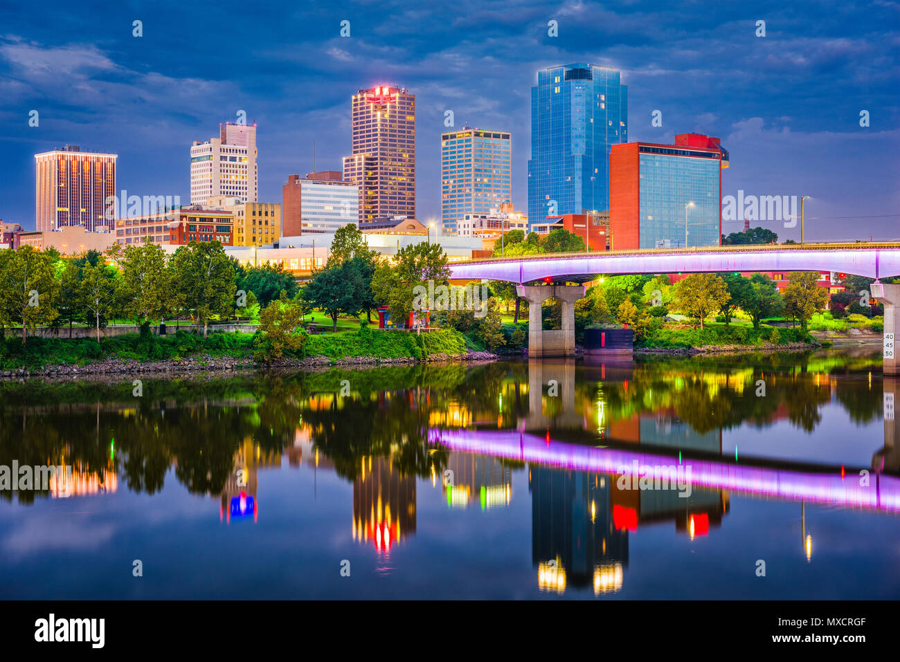 Little Rock, Arkansas, USA Skyline auf dem Fluss in der Dämmerung. Stockfoto