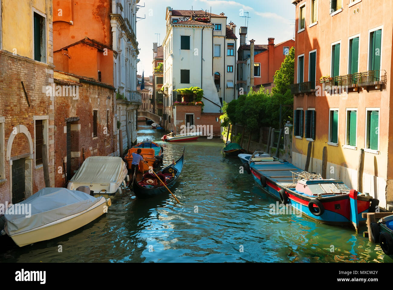 Boote in engen venezianischen Wasserkanal, Italien Stockfoto