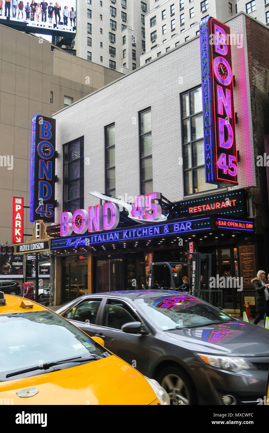 Bond 45 Italienische Küche und Bar Schild an der West 46th Street in Times Square, New York City, USA Stockfoto