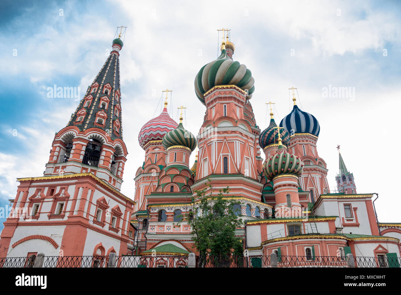 Schön gefärbte und verzierte die Basilius-Kathedrale auf dem Roten Platz in Moskau gegen interessante, teilweise bewölkt Stockfoto