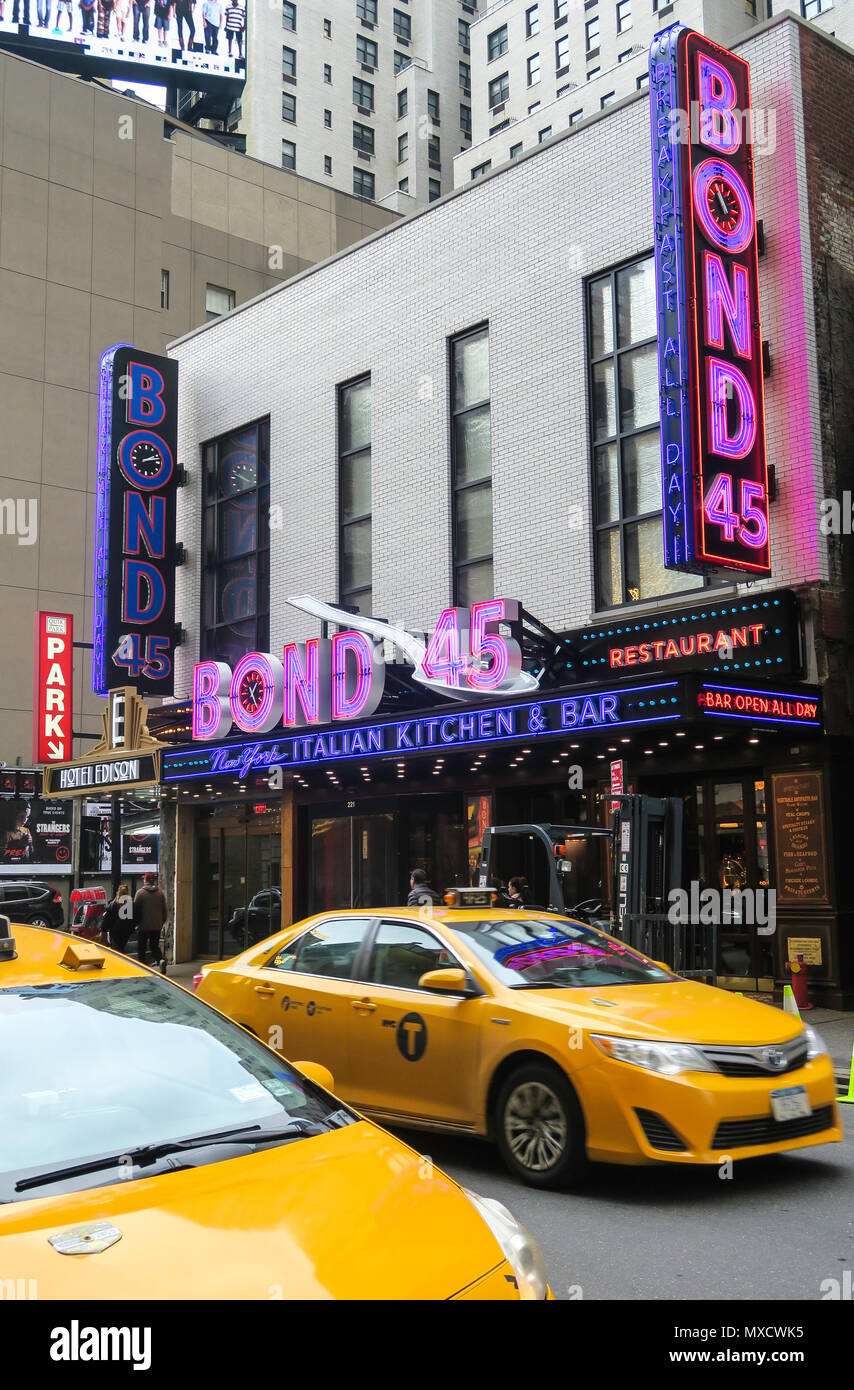 Bond 45 Italienische Küche und Bar Schild an der West 46th Street in Times Square, New York City, USA Stockfoto