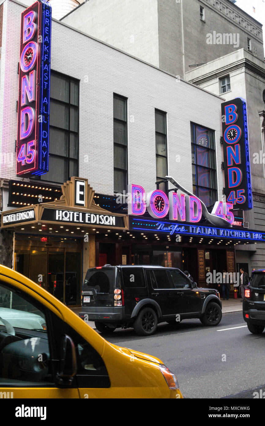 Bond 45 Italienische Küche und Bar Schild an der West 46th Street in Times Square, New York City, USA Stockfoto