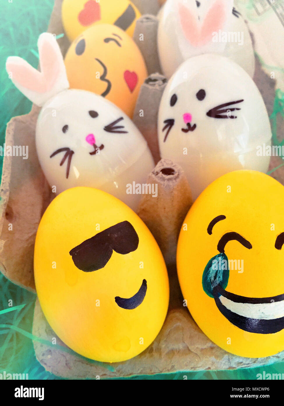 Easter Egg Warenkorb von Hand gefertigt Häschen und Emojis, USA Stockfoto