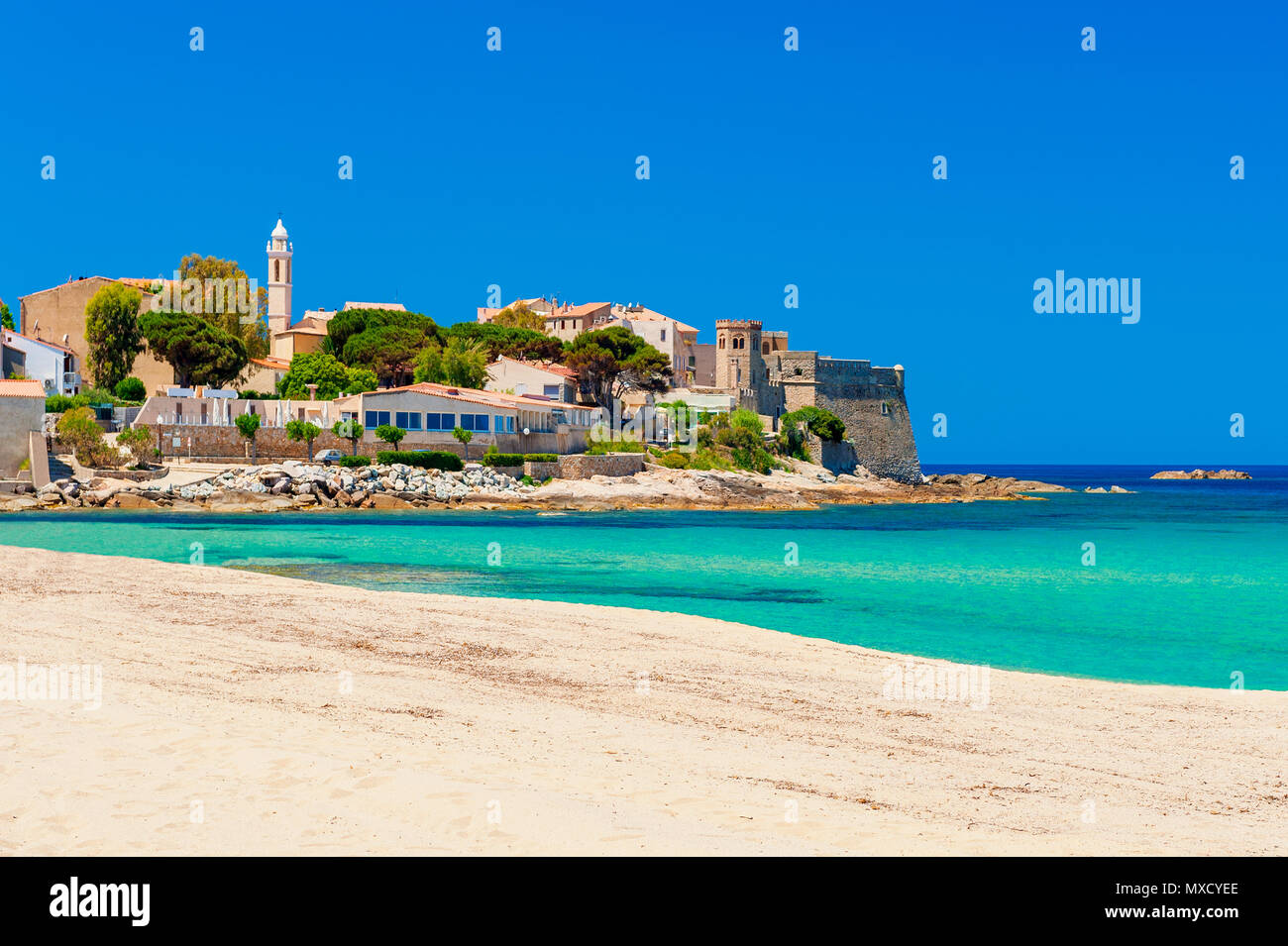 Strand und Küste von Algajola, Korsika, Frankreich Stockfoto