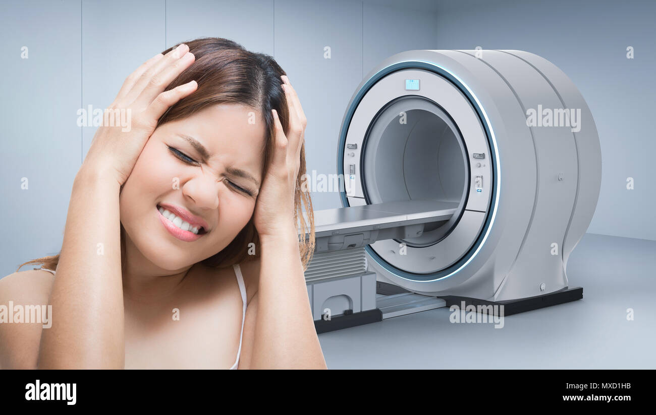 Junge Frau Kopfschmerzen mit 3D-rendering MRT-Gerät scannen Stockfoto