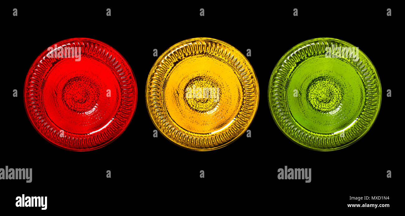 Drei flaschenböden als Ampel isolatad auf schwarzem Hintergrund. Stockfoto