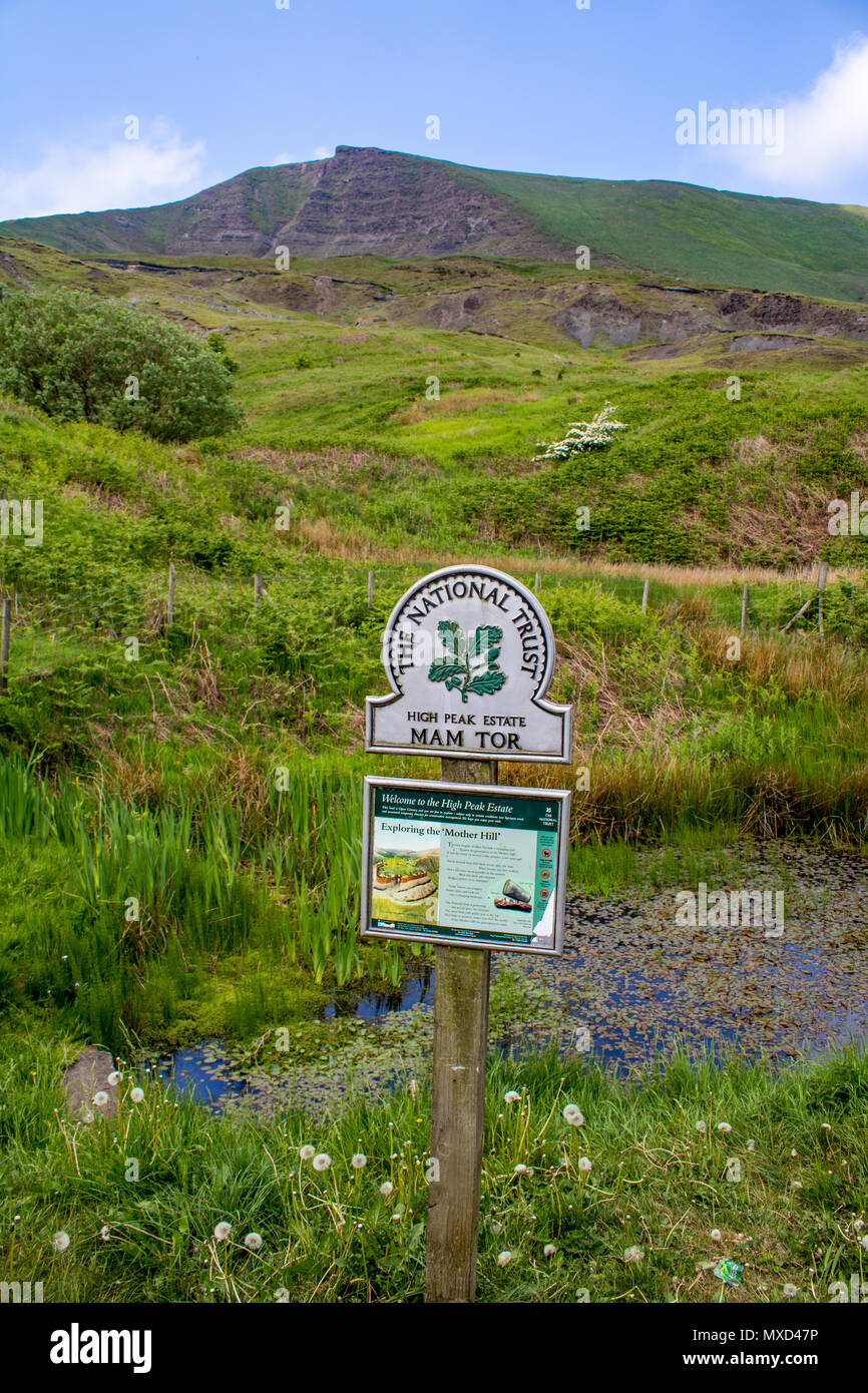 Mam Tor, einem Hügel im englischen Peak District mit seinen National Trust Zeichen im Vordergrund. Der Name dieser Peak bedeutet "Hügel" Stockfoto
