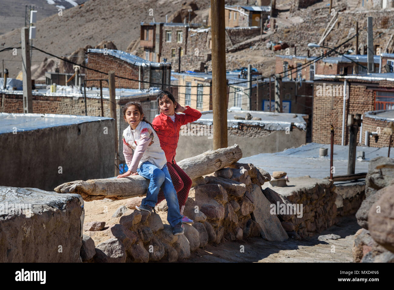 Kandovan, Osten der Provinz Aserbaidschan, Iran - 16. März 2018: Zwei iranische Mädchen, die auf der Straße im Dorf Kandovan Stockfoto