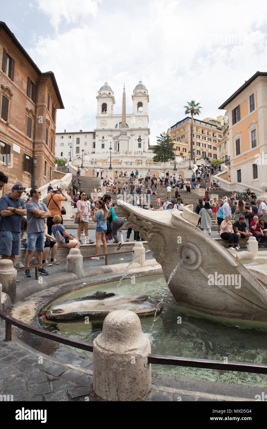 Rom Italien. Die barcaccia Brunnen Fontana di Trevi, Spanische Treppe, viele Touristen am Morgen sitzen, Stockfoto