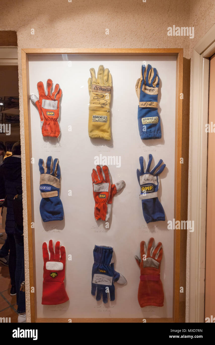Formel 1 Racing Handschuhe in Monaco Top Cars Collection Automobile Museum Stockfoto