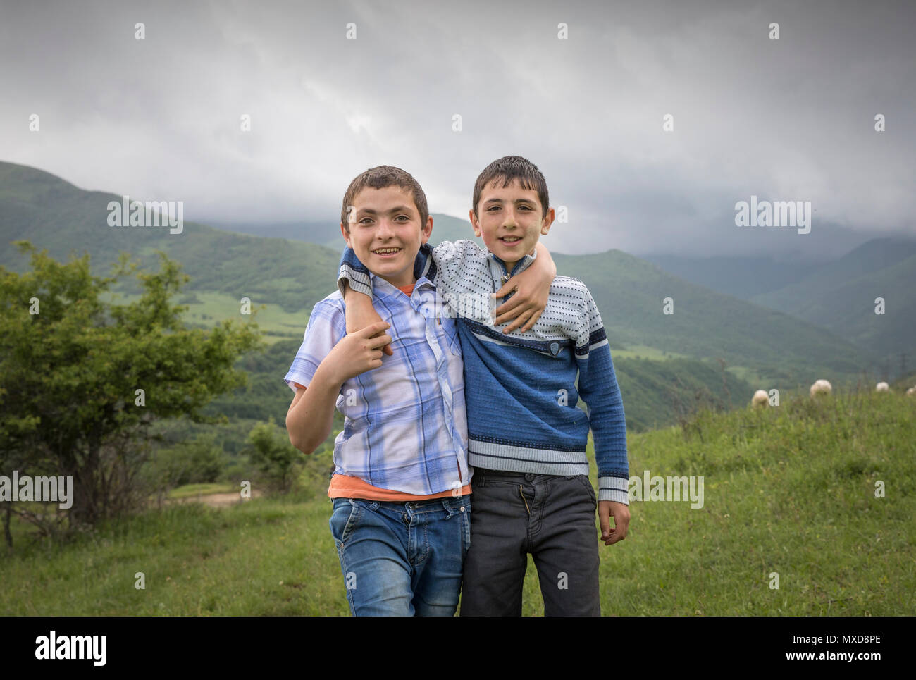 Tatev, Armenien, 1. Juni, 2018: armenische Jungen in einer Landschaft Stockfoto