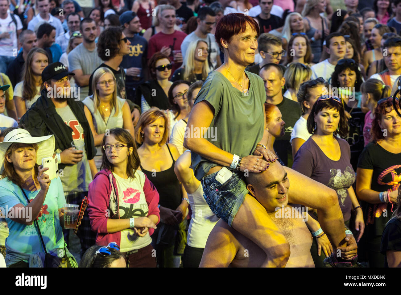 Jubelnden Fans im Summer Music Festival, Tschechische Republik Stockfoto