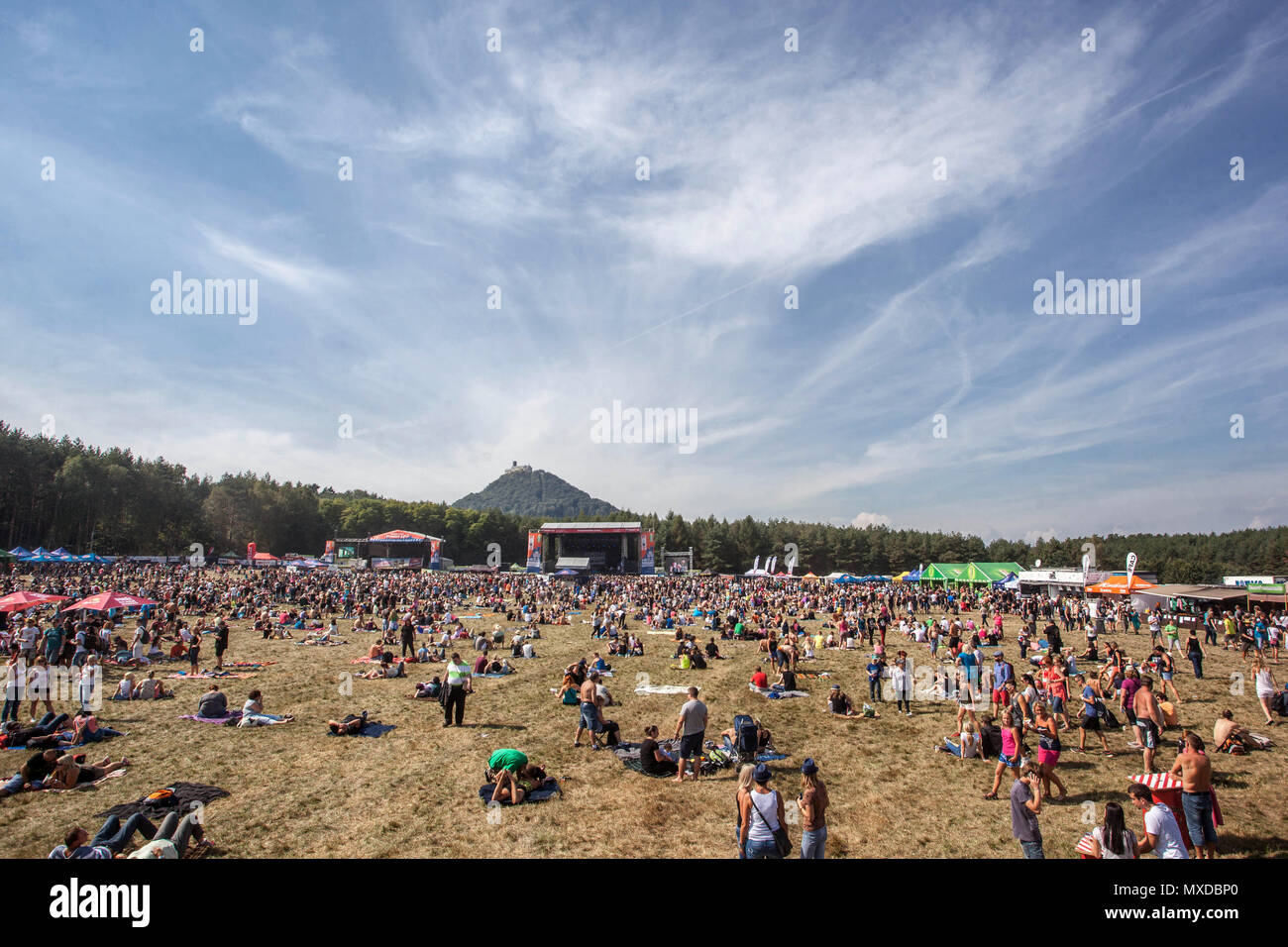 Fans im Sommer Musikfestival Ceske Hrady, Bezděz Verlieben - aber Hintergrund, Tschechische Republik Stockfoto