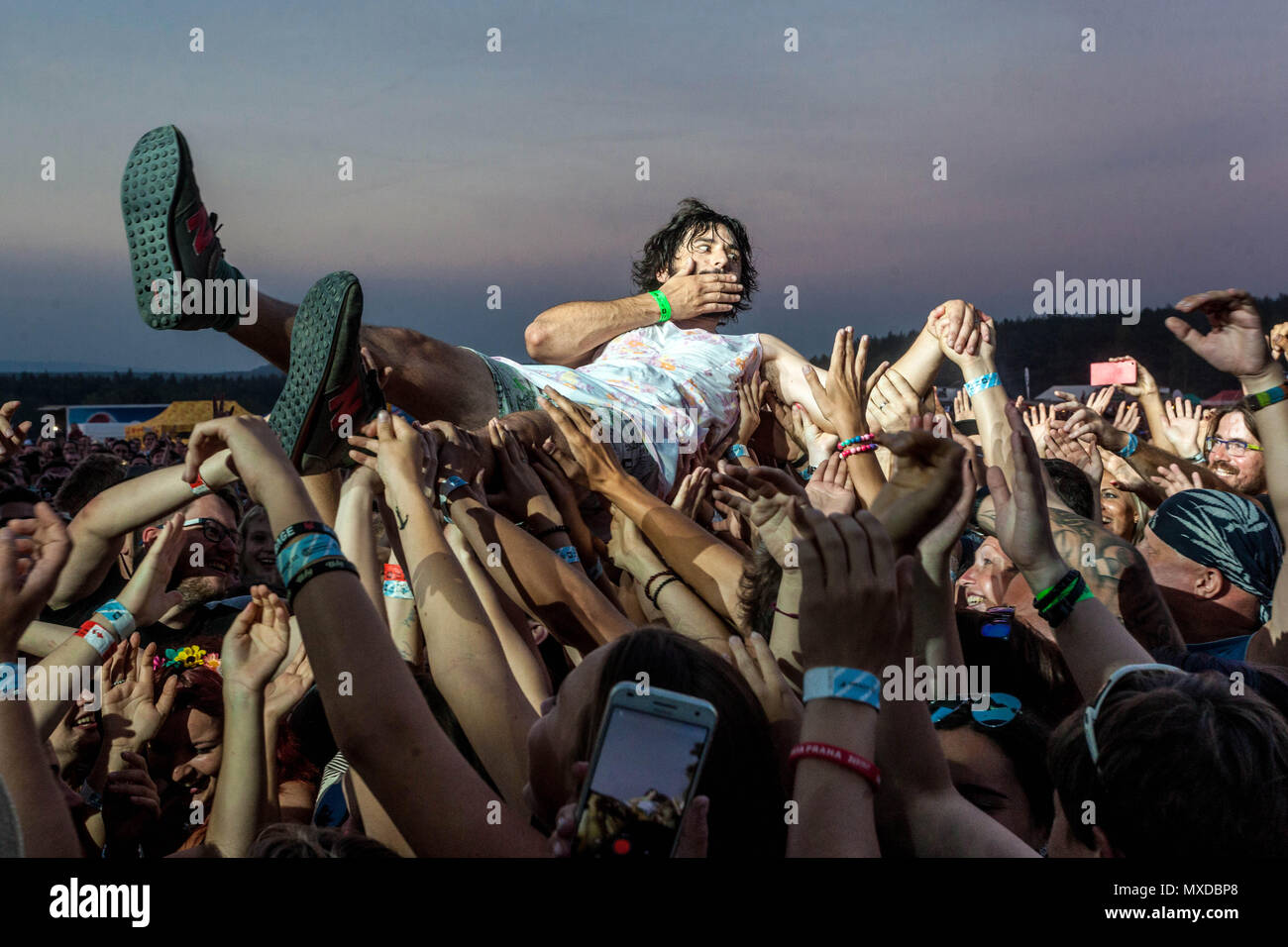 Fans und Idol auf Sommer-Musikfestival Ceske Hrady, Tschechische Republik Sommer genießen Stockfoto
