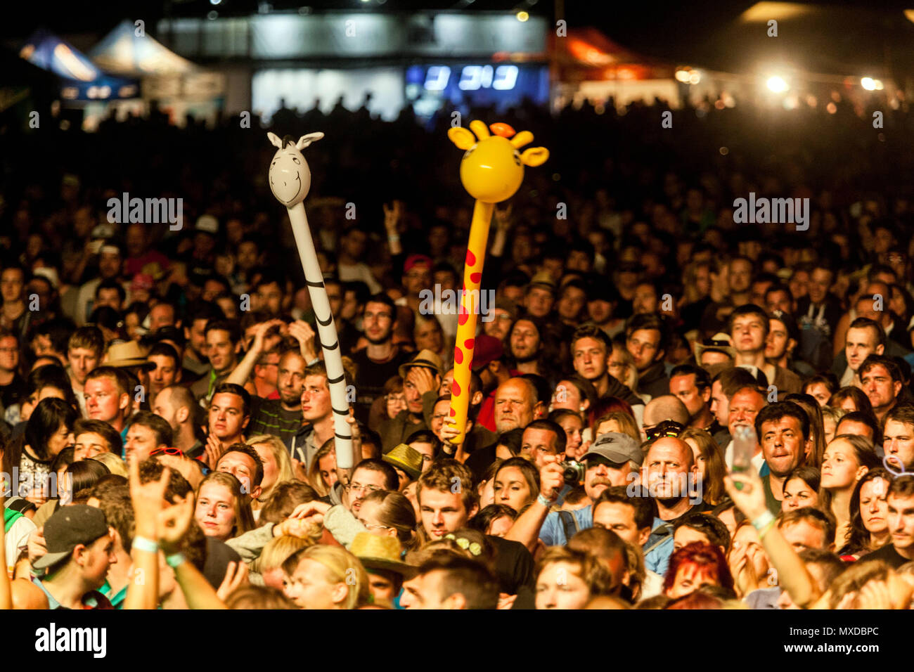 Fans beim Sommermusikfestival Ceske Hrady, Tschechische Republik Sommerspaß Stockfoto