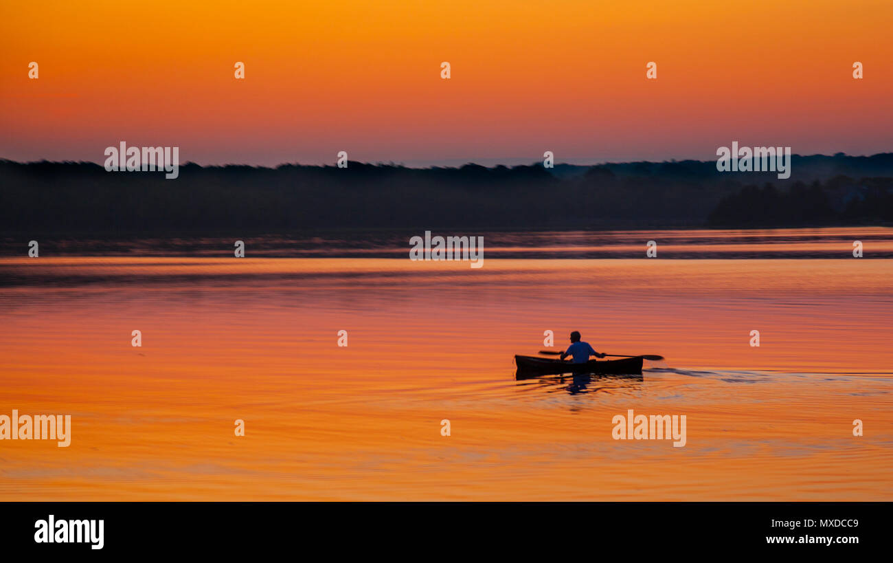 Einsame paddler Köpfe home bei Sonnenuntergang im Süden von Dartmouth Ma Mai 2018 Foto von Bill belknap Alle Rechte vorbehalten Stockfoto