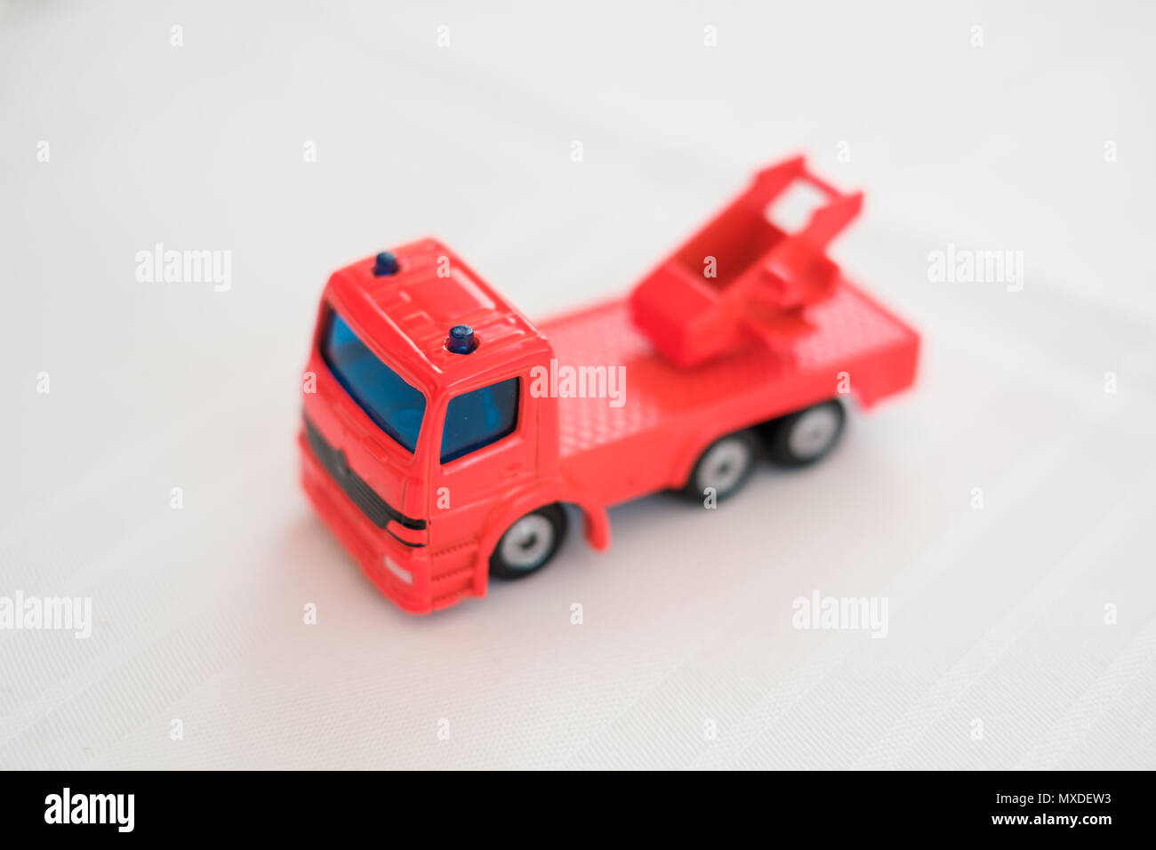 Rote Spielzeugauto auf weißer Hintergrund, rotes Spielzeug-LKW Modell oder Feuerwehrmann Stockfoto