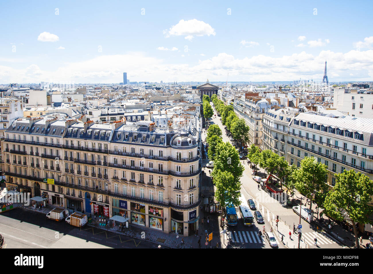 Paris, Frankreich, 20. Mai 2015: Blick auf die Rue Tronchet, Kirche St. Maria Magdalena und dem Eiffel Turm gelegen. Stockfoto