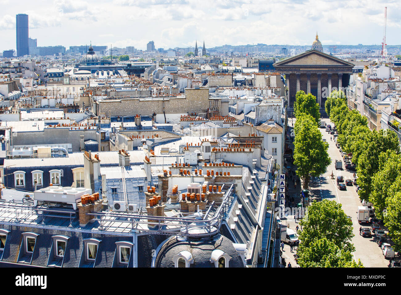 Paris, Frankreich, 20. Mai 2015: Blick auf die Rue Tronchet, Kirche St. Maria Magdalena und dem Eiffel Turm gelegen. Stockfoto