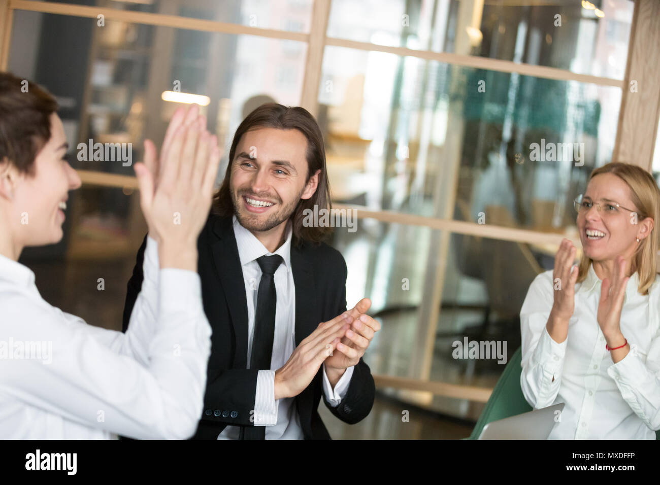 Aufgeregt Geschäftspartner applaudieren, Glückwunsch Kollege wi Stockfoto