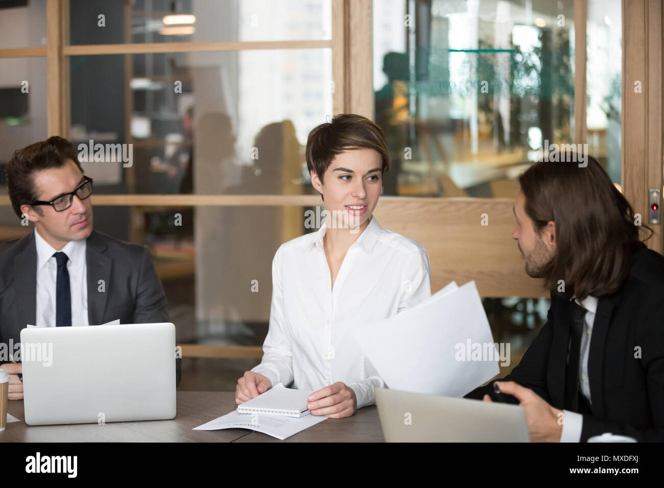 Geschäftspartnern verhandeln während der Sitzung im Sitzungssaal Stockfoto