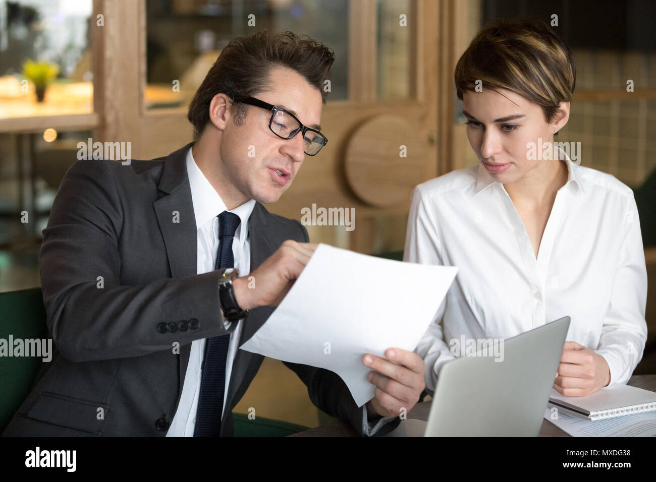 Kaufmann Beratung mit den weiblichen Kollegen auf Vertrag conditi Stockfoto