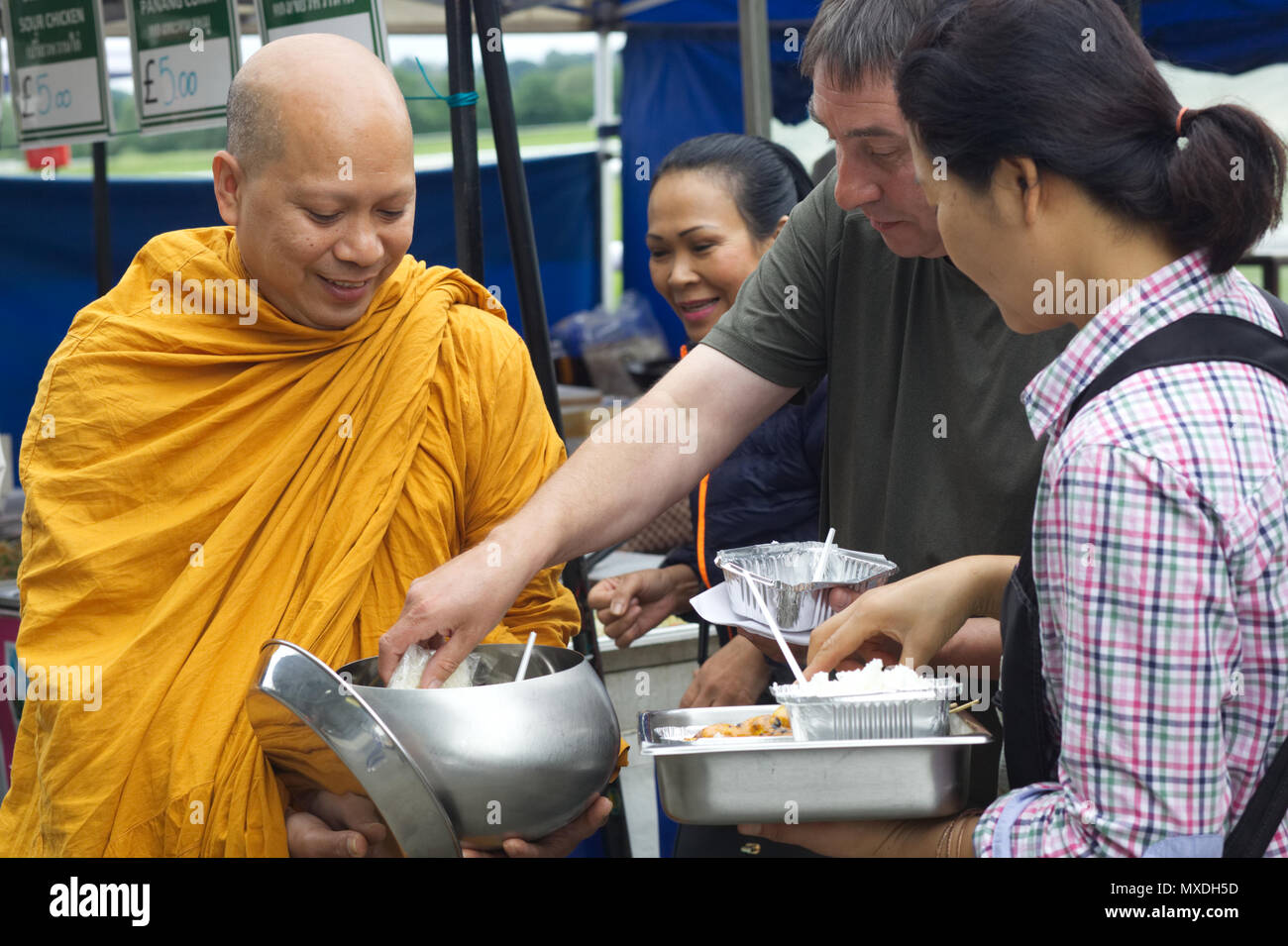 Buddhistische Mönche sammeln Kostenlose Lebensmittel vom Markt Händler auf dem öffentlichen Stockfoto