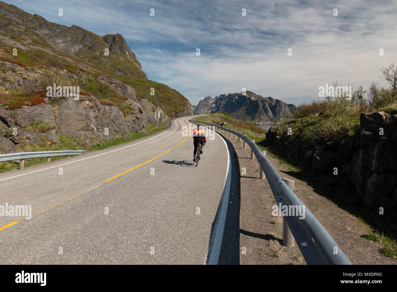 Radfahren in der Lofoten, Norwegen. Stockfoto