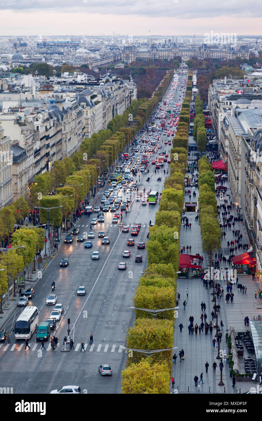 Champs-Elysées vom Arc de Triomphe aus gesehen Stockfoto