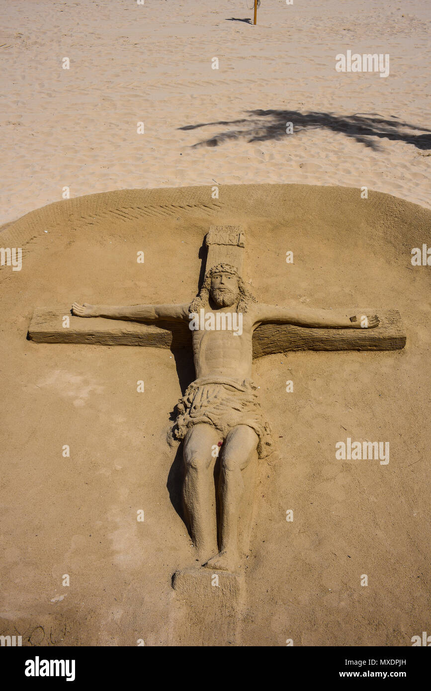 Sandskulpturenfestival In Alfaz Del Pi Auf Strand Am Mittelmeer Jesus Christus Am Kreuz Kreuzigung Platz Fur Kopie Stockfotografie Alamy