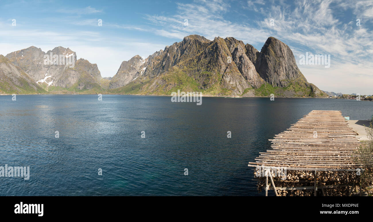 Das Trocknen von Fisch die traditionelle Art und Weise an, Hamnoy Lofoten Inseln, Norwegen. Stockfoto