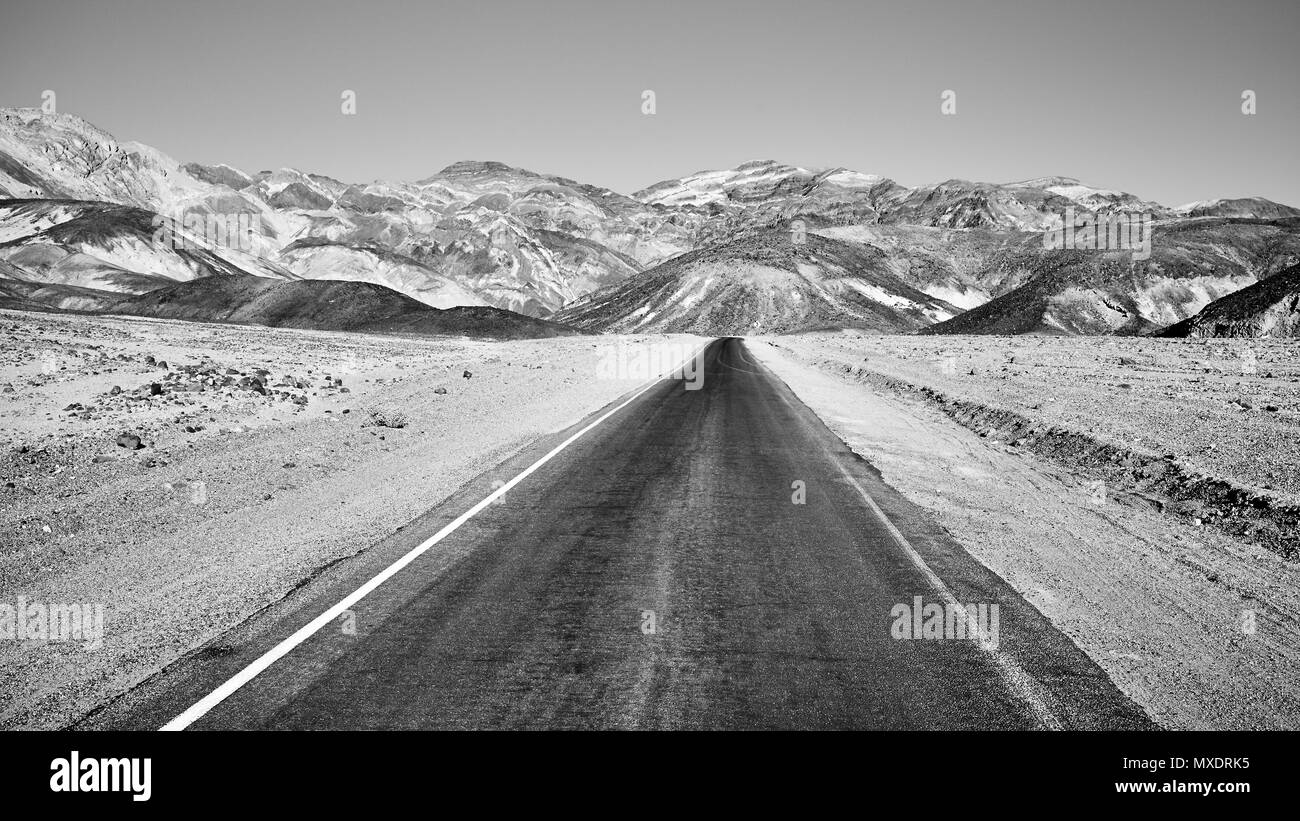 Schwarz-weiß Bild von einer malerischen Wüste Straße, Death Valley, USA. Stockfoto
