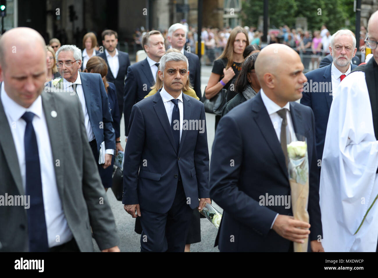 Burgermeister Von London Sadiq Khan Mitte Home Secretary Sajid Javid Vorne Rechts Und Der Fuhrer Der Jeremy Corbyn Hintergrund Rechts Gehen Sie In Richtung London Bridge Vor Sich Zu Einer Schweigeminute Zu